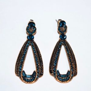 𝒯𝑒𝑎𝑟𝑑𝑟𝑜𝑝 𝒟𝑎𝑛𝑔𝑙𝑒 ℰ𝑎𝑟𝑟𝑖𝑛𝑔𝑠